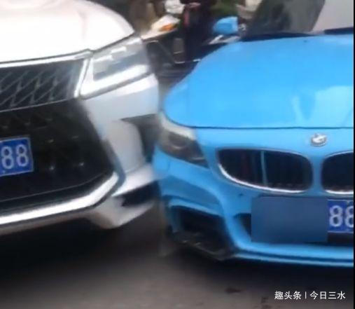 #今日三水#缘分！雷克萨斯888撞上宝马888，宝马车贴：大龄剩女追尾必娶