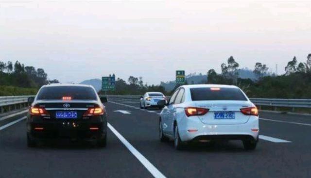 「藏车坊」新手司机第一次上高速时，有哪些事项需要注意