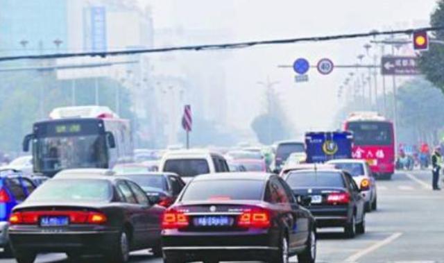 藏车坊@判断一个人开车稳不稳？不看驾龄，看这三个细节就能知晓