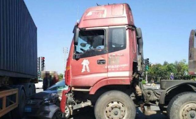 藏车坊@判断一个人开车稳不稳？不看驾龄，看这三个细节就能知晓