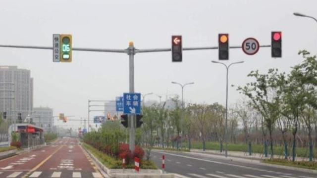 藏车坊@判断一个人开车稳不稳？不看驾龄，看这三个细节就能知晓