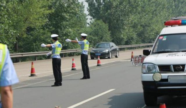 藏车坊@判断一个人开车稳不稳？不看驾龄，看这三个细节就能知晓