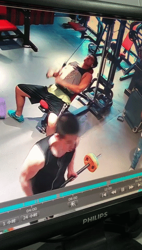 男子在健身房练器械，突然一个大铁块朝脑袋砸下来！