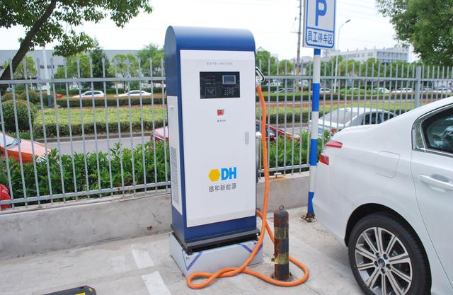 选车中心：下雨天充电桩给水淹没了，你敢去充电吗？