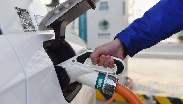 选车中心：下雨天充电桩给水淹没了，你敢去充电吗？