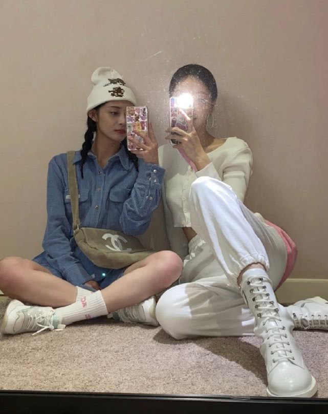 周洁琼和赵尧珂用姐妹手机壳，两人合影姿势成亮点，是在比腿长？