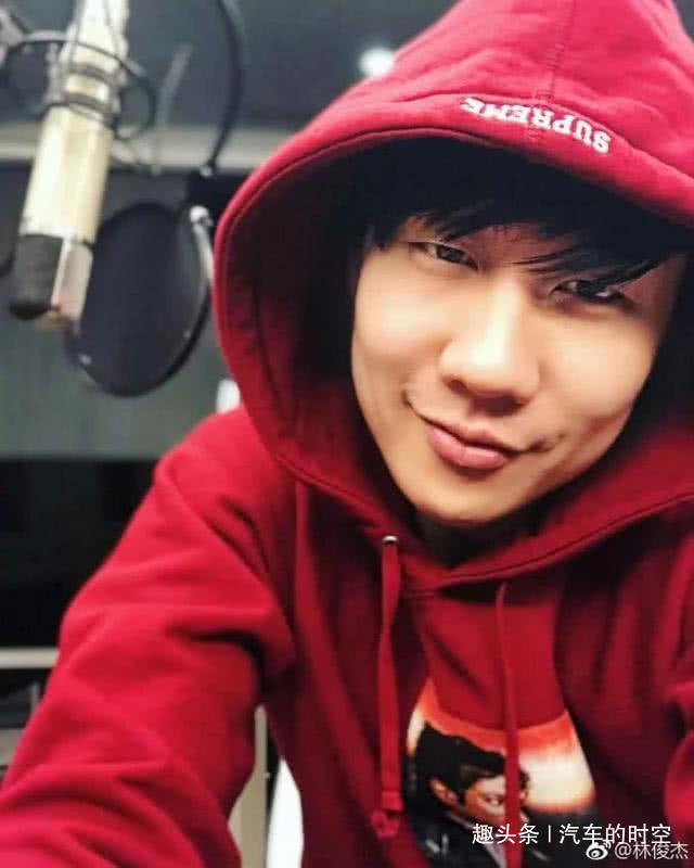 #汽车的时空#王思聪陪他看房，座驾限量版法拉利，今用过的吊水针被人公开叫卖