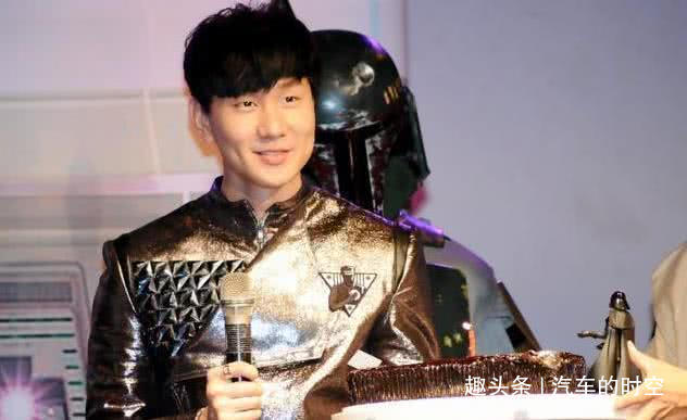 #汽车的时空#王思聪陪他看房，座驾限量版法拉利，今用过的吊水针被人公开叫卖