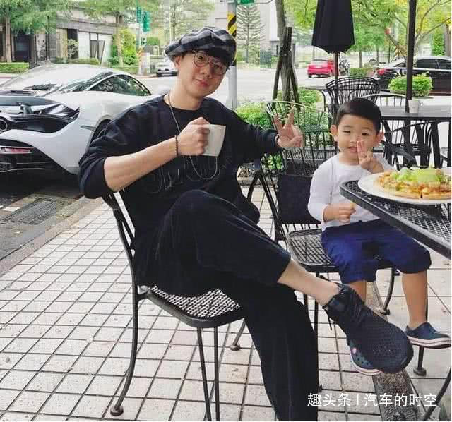 #汽车的时空#王思聪陪他看房，座驾限量版法拉利，今用过的吊水针被人公开叫卖