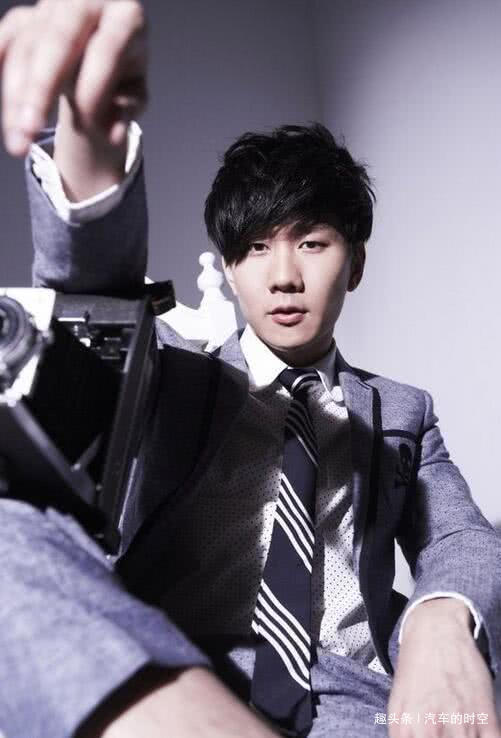 #汽车的时空#王思聪陪他看房，座驾限量版法拉利，今用过的吊水针被人公开叫卖