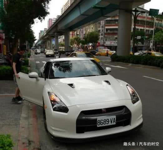 #汽车的时空#王思聪陪他看房，座驾限量版法拉利，今用过的吊水针被人公开叫卖