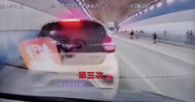 家有汽车：3次恶意变道别车 最终造成追尾 司机回应：他没保持安全距离