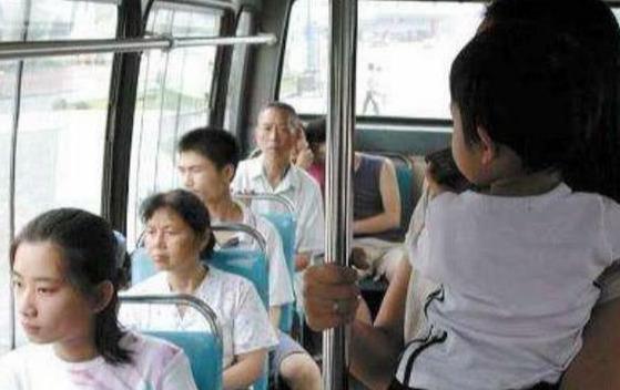 #浅浅情感说#为什么给老人让座的人越来越少？听听常搭公交的老人家怎么说