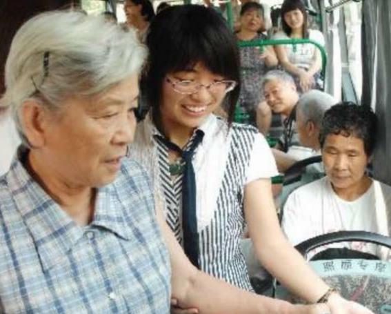 #浅浅情感说#为什么给老人让座的人越来越少？听听常搭公交的老人家怎么说