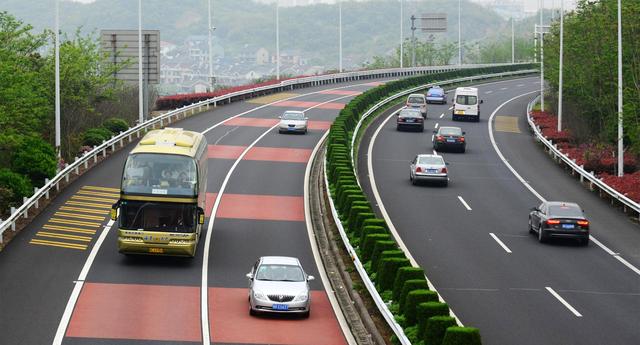 【选车中心】跑高速的时候你知道车速控制在多少范围之内才是最省油最安全的？