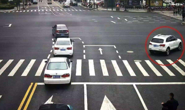 #娱乐爱在线#红灯禁止左转，却能掉头？这都不知道，还敢开车？