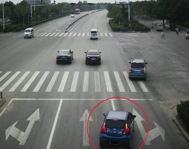 #娱乐爱在线#红灯禁止左转，却能掉头？这都不知道，还敢开车？