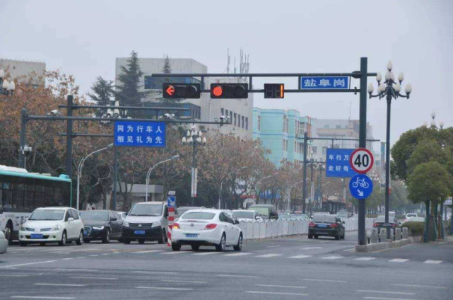 #娱乐爱在线#红灯禁止左转，却能掉头？这都不知道，还敢开车？