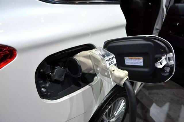 【阿虎汽车】汽车当移动发电机，后备箱装轮椅，东京车展上的日系精巧设计