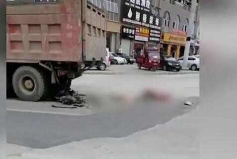 电动车在拐弯处遭大货车猛撞 人车被卷入车轮当场碾轧致死