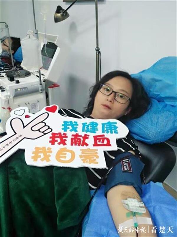 因为亲人曾经接受陌生人输血，物业女工20年涌泉回报6万毫升救命血