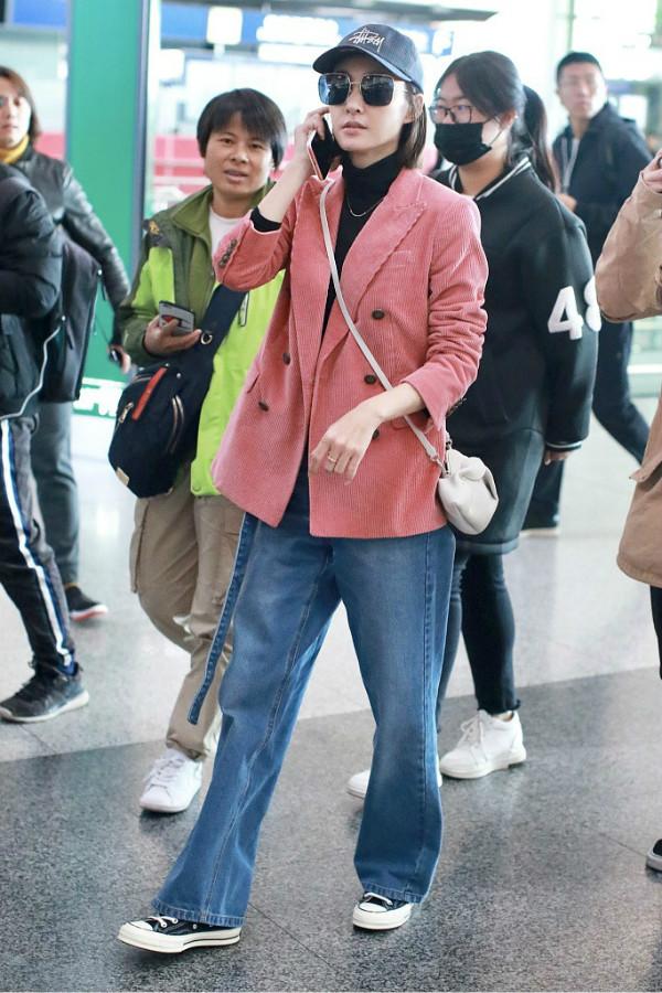 王丽坤真会穿，粉色灯芯绒西装搭配阔腿裤复古范儿十足，气质高级