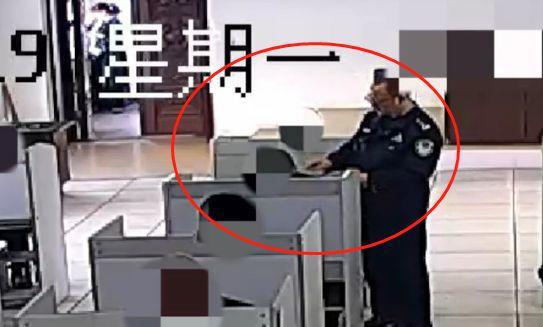 重庆青年报：大叔在考驾照时，坐立不安还抓耳挠腮，不料其头发下竟暗藏玄机