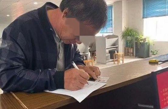 重庆青年报：大叔在考驾照时，坐立不安还抓耳挠腮，不料其头发下竟暗藏玄机