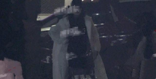 章子怡亮相东京国际电影节，首露孕肚超明显一袭黑衣孕味十足