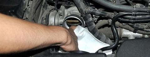 「汽车维修保养指南」电子节气门怎么清洗，免拆清洗节气门的危害