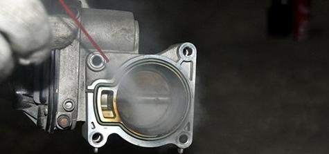 「汽车维修保养指南」电子节气门怎么清洗，免拆清洗节气门的危害