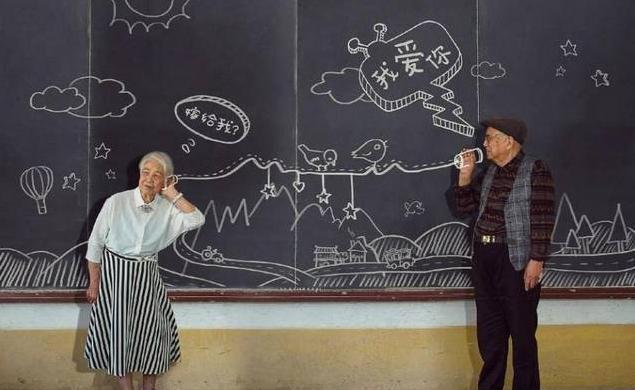 小小的小趣事■五十岁那年霜降，他在岳父门前抽了一夜的烟，第二天黯然离开