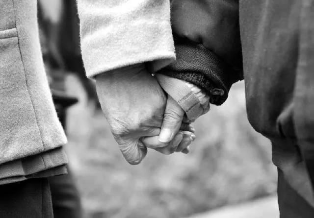 小小的小趣事■五十岁那年霜降，他在岳父门前抽了一夜的烟，第二天黯然离开