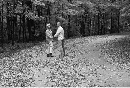 小小的小趣事■五十岁那年霜降，他在岳父门前抽了一夜的烟，第二天黯然离开