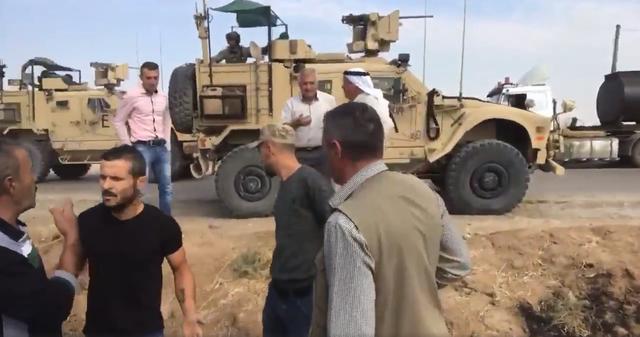 疯起来自己人都撞？记者在叙利亚采油区拍摄，采访车被美军撞翻