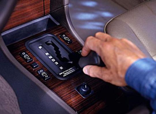 九零后聊车■自动挡长下坡时，踩刹车挂D档是不对的，挂L档下坡会更安全