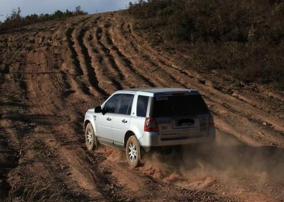 九零后聊车■自动挡长下坡时，踩刹车挂D档是不对的，挂L档下坡会更安全