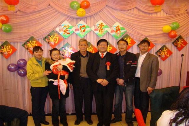 心理观察家：“我孙子一出生就喝酒！”长辈愚昧无知，却把孩子变成了脑瘫