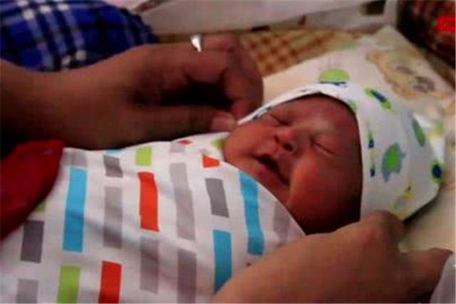 心理观察家：“我孙子一出生就喝酒！”长辈愚昧无知，却把孩子变成了脑瘫