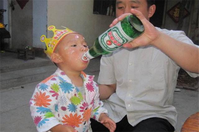 心理观察家：“我孙子一出生就喝酒！”长辈愚昧无知，却把孩子变成了脑瘫