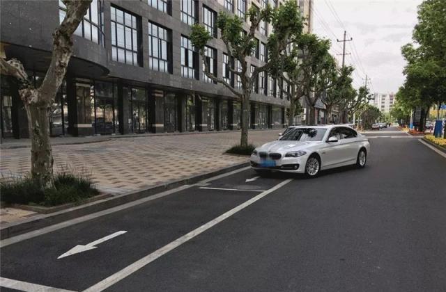 「趣味视界」豪车误入私人车位，业主霸气锁车：下半辈子就别走了！