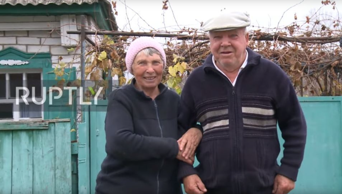 乌克兰夫妇用LV限量皮箱装鸡食：不知道它那么贵
