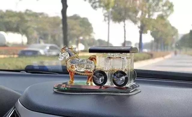 「东风悦达起亚包头领航」汽车中控遮光垫是摆设，听听专家的解答，顿时茅塞顿开