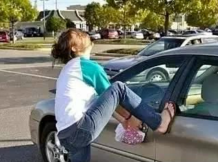 王者小汽车@钥匙锁在车里了怎么办？车钥匙锁车里开门技巧