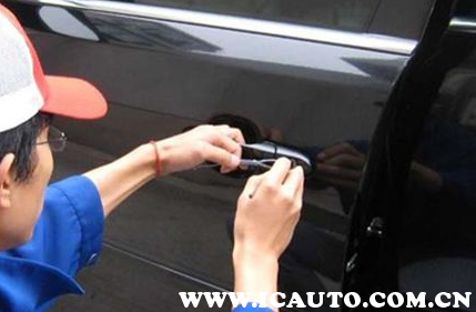 王者小汽车@钥匙锁在车里了怎么办？车钥匙锁车里开门技巧