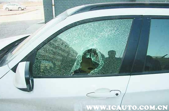 王者小汽车@钥匙锁在车里了怎么办？车钥匙锁车里开门技巧