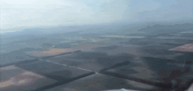 俄罗斯飞行员飞行途中用手机拍风景，突然一只鸟撞上挡风玻璃