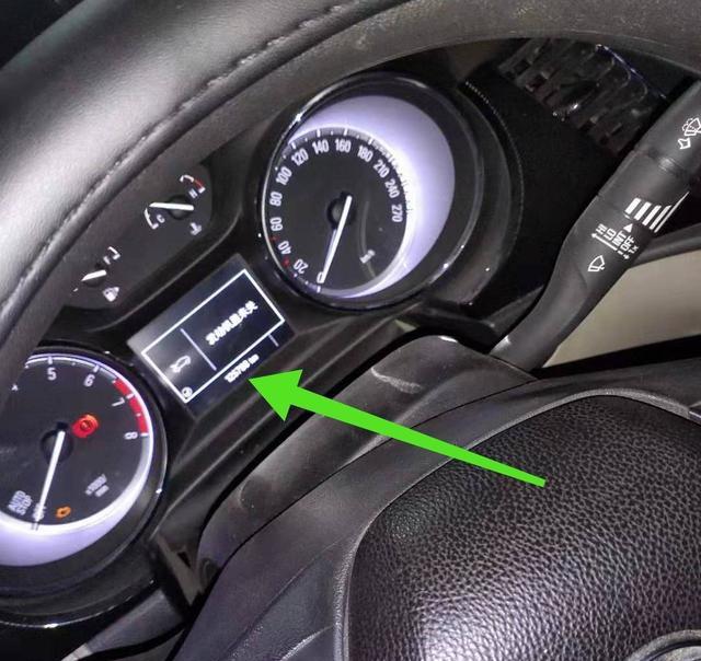 「养车宝典」踩离合不顺的别克检修，看到变速箱漏出的油液后，车主心情沉重