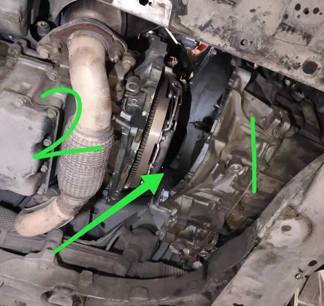 「养车宝典」踩离合不顺的别克检修，看到变速箱漏出的油液后，车主心情沉重