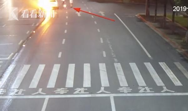 [家有汽车]触目惊心！司机醉驾撞上护栏 车后瞬间烧成一条百米“火龙”